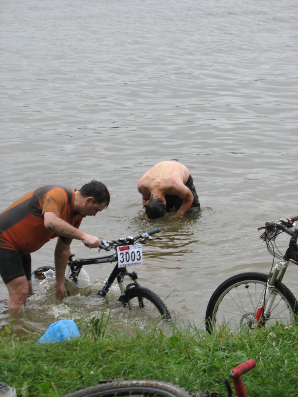 ku mojemu zaskoczeniu woda byla naprawde ciepla, a rower swobodnie plywal po powierzchni. :)