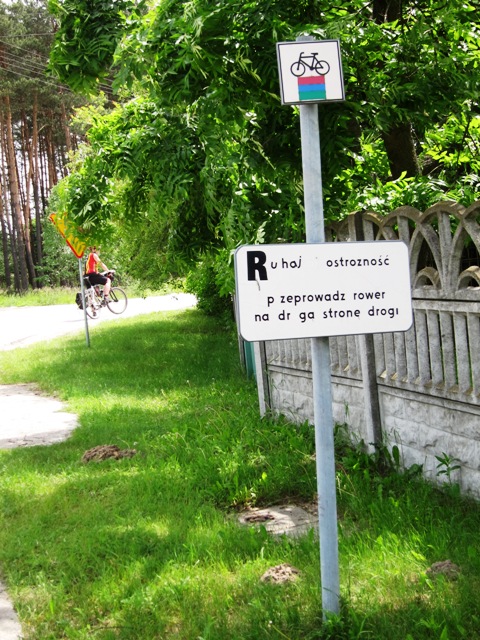 trasy rowerowe mają drogowskazy a nawet tabliczki ostrzegające na przecięciach z trasami komunikacyjnymi, w tym przypadku mała modyfikacja ludności miejscowej...