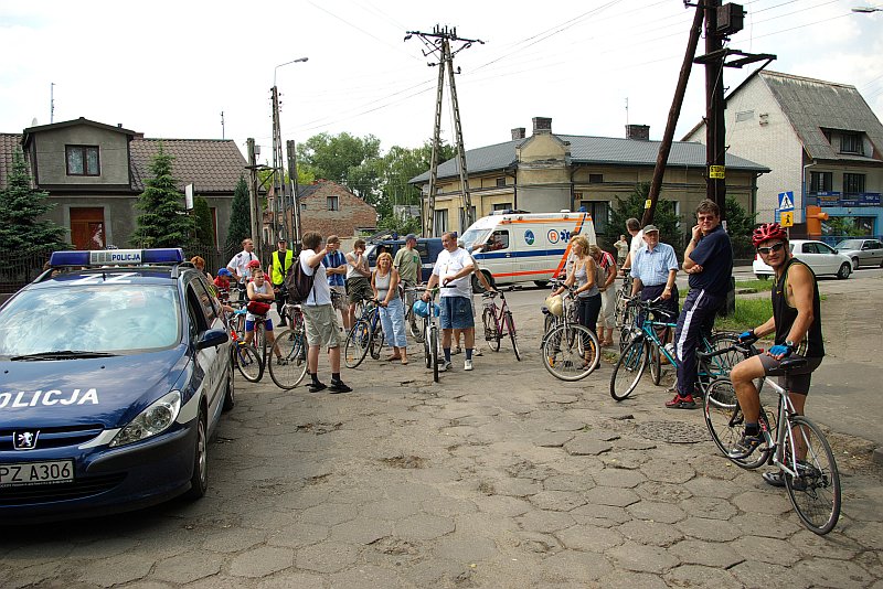 Rajd okazal sie wycieczka z przewodnikiem, ktory opowiadal o histori roznych miejsc Karczewa. Tutaj przewodnik wskazuje na mnie mowiac, ze jezeli ktos mnie zlapie to dostanie potrojna kielbaske i piwo oraz bedzie mogl wlaczyc koguty w radiowozie.
